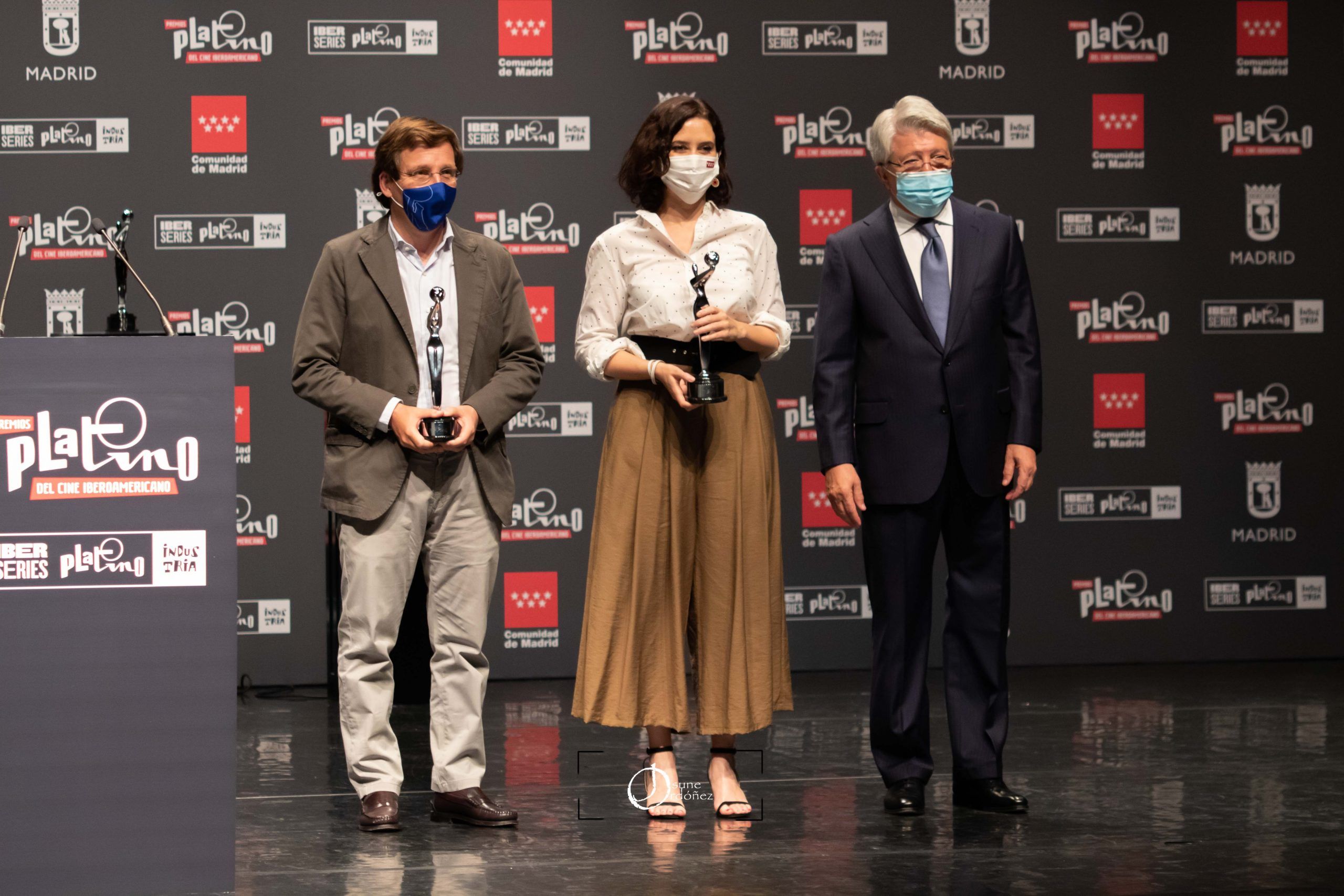 José Luis Martínez Almeida; Isabel Díaz Ayuso y Enrique Cerezo – Presentación de los Premios Platino 2021. Foto:  Josune Ordóñez