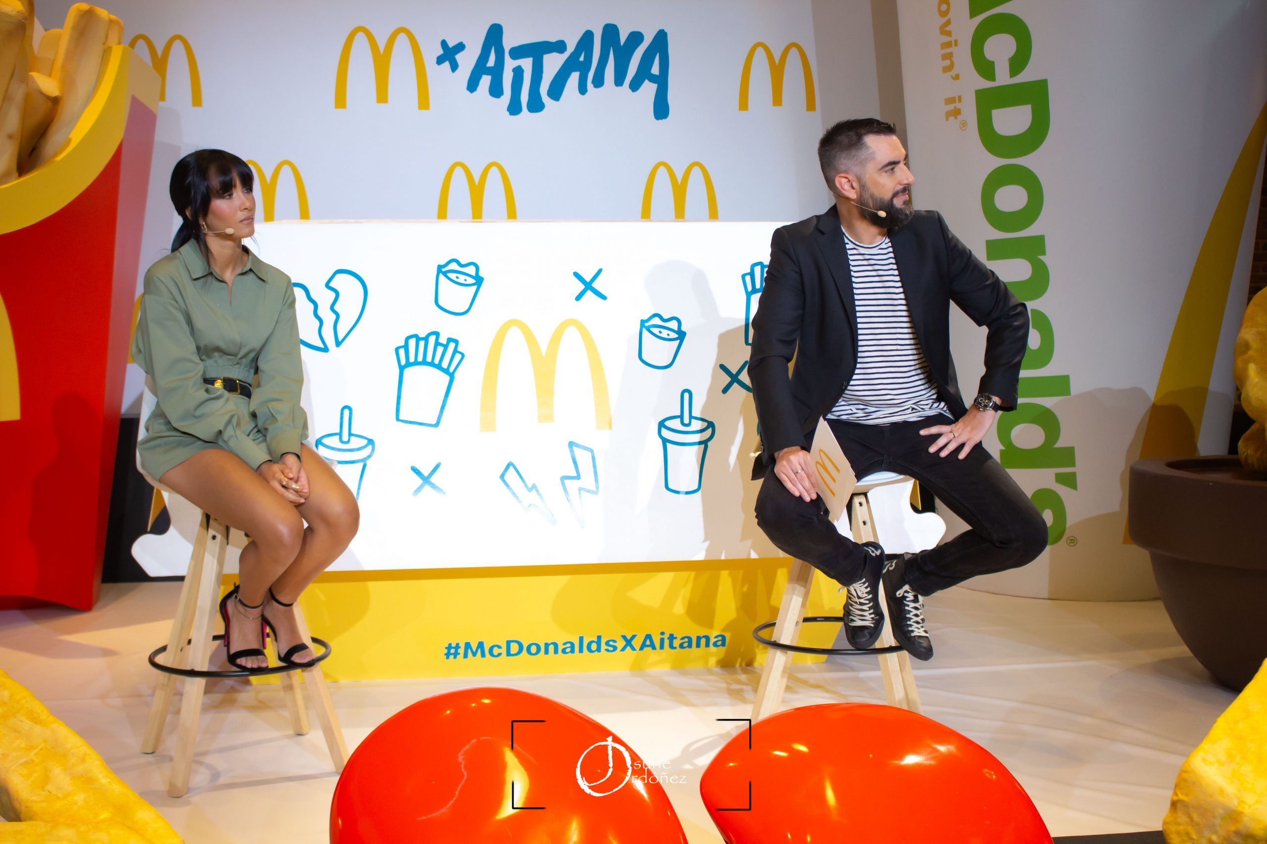 Aitana junto a Dani Mateo en la Presentación de su nuevo menu del Mc Donalds. Fotografía: Josune Ordóñez