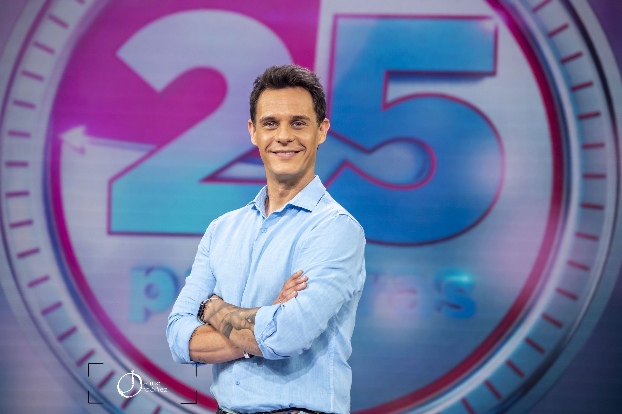 Christian Gálvez presentador de «25 palabras». Fotografía por Josune Ordóñez