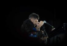 Pablo López «el niño del espacio» sonríe en el encendido de la navidad madrileña